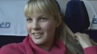 Il baise une blonde dans le train