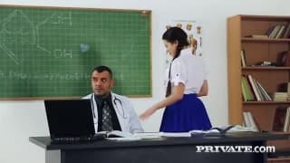 Молодая студентка из Хиросимы трахается с преподом прямо в классе