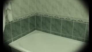 Une jeune femme se masturbe sous la douche