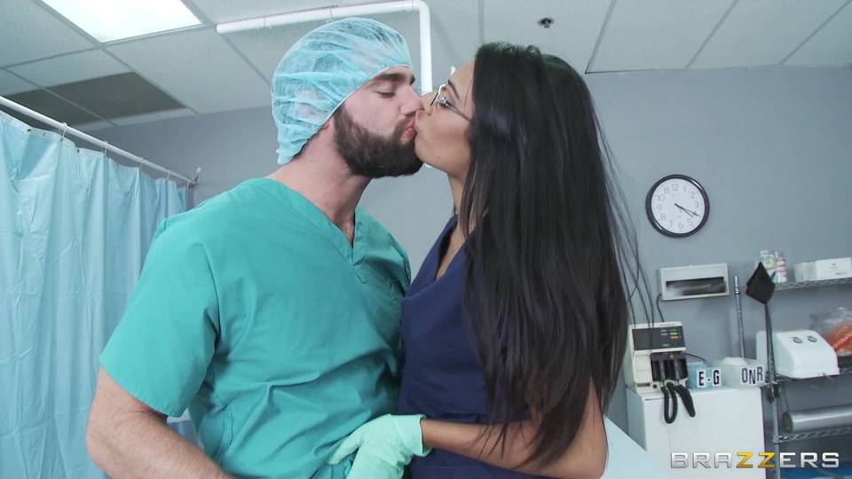 Sa X Bleu Film - Shazia se fait baiser sur le lit d'hÃ´pital